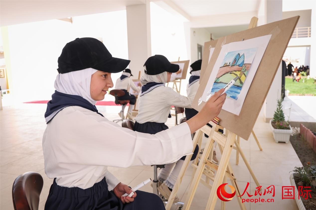 圖為阿爾·圖拉女子學校學生在上美術課。人民網記者 薛丹攝