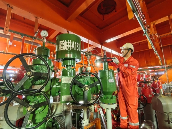 生產(chǎn)人員正在打開二氧化碳驅(qū)油井采油樹閥門。受訪者供圖