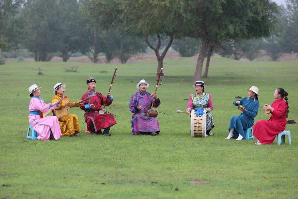 2024年7月16日，《格薩（斯）爾》史詩說唱傳承人在內蒙古赤峰市巴林右旗戶外表演。（胡斯楞攝）