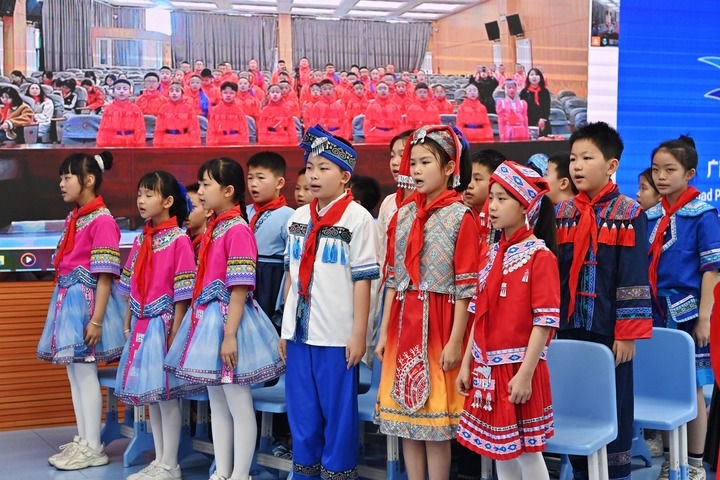 2025年3月28日，在“壯蒙一家親 共筑中國夢”手拉手主題云隊會上，廣西南寧市濱湖路小學(xué)四（1）中隊隊員通過網(wǎng)絡(luò)和內(nèi)蒙古鄂爾多斯東勝區(qū)第十二小學(xué)四（9）中隊隊員一起唱《中國少年先鋒隊隊歌》。新華社記者 周華 攝