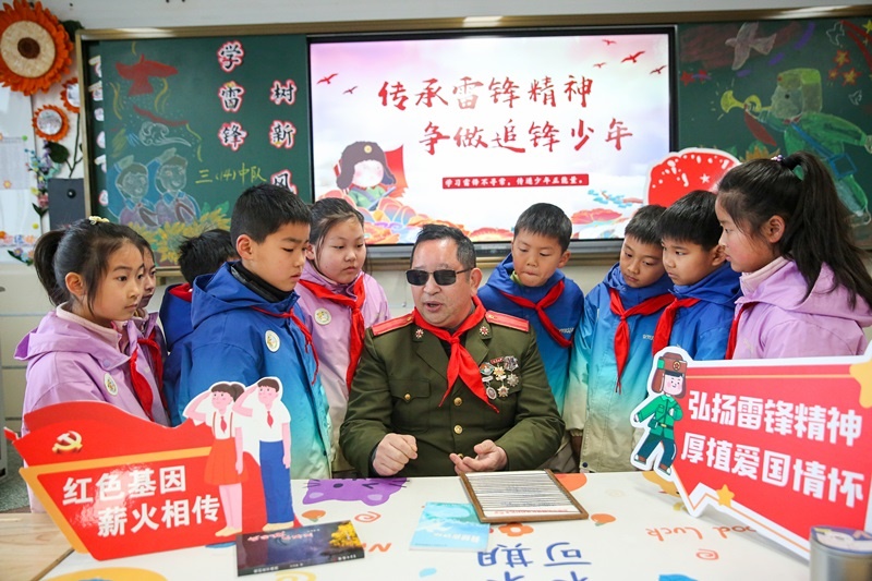 2025年3月3日，江蘇南通如皋市安定小學(xué)里，傷殘軍人許波銀在思政小課堂上向?qū)W生講述雷鋒故事。