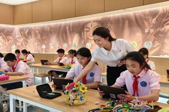 龍崗一小學(xué)生正在學(xué)習(xí)“發(fā)現(xiàn)石刻之美”華蔓花冠課程。