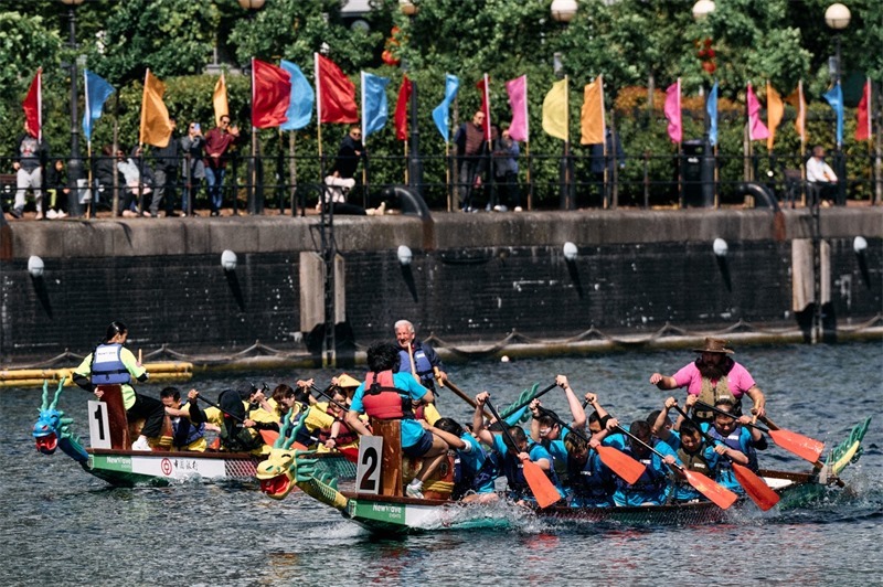 中英雙方的參賽隊伍參與龍舟競渡。楊浩鵬攝