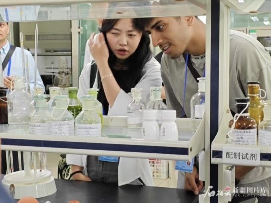 5月26日，2025上合組織國家媒體合作論壇嘉賓參觀新奇康藥業(yè)股份有限公司實驗室。石榴云/新疆日報記者 宋海波攝