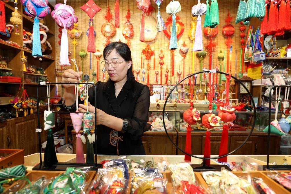 2025年5月25日，安徽省淮北市，非遺香包上貨架。（圖片來源：視覺中國）