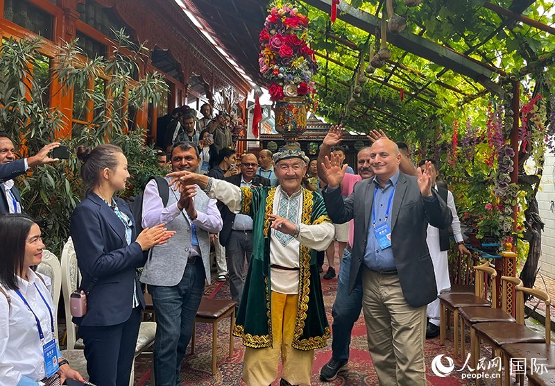 5月24日，外國(guó)媒體人在伊寧市喀贊其民俗旅游區(qū)參觀體驗(yàn)。 人民網(wǎng)記者 翟轉(zhuǎn)麗攝