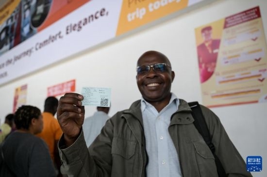 5月31日，在蒙內(nèi)鐵路內(nèi)羅畢站，一名前往蒙巴薩的乘客展示車票。新華社記者 楊光 攝