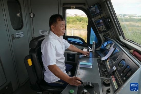 5月31日，在蒙內(nèi)鐵路內(nèi)羅畢站，機車駕駛員蔣立平在即將開往蒙巴薩的E2次列車上進行準(zhǔn)備工作。新華社記者 楊光 攝