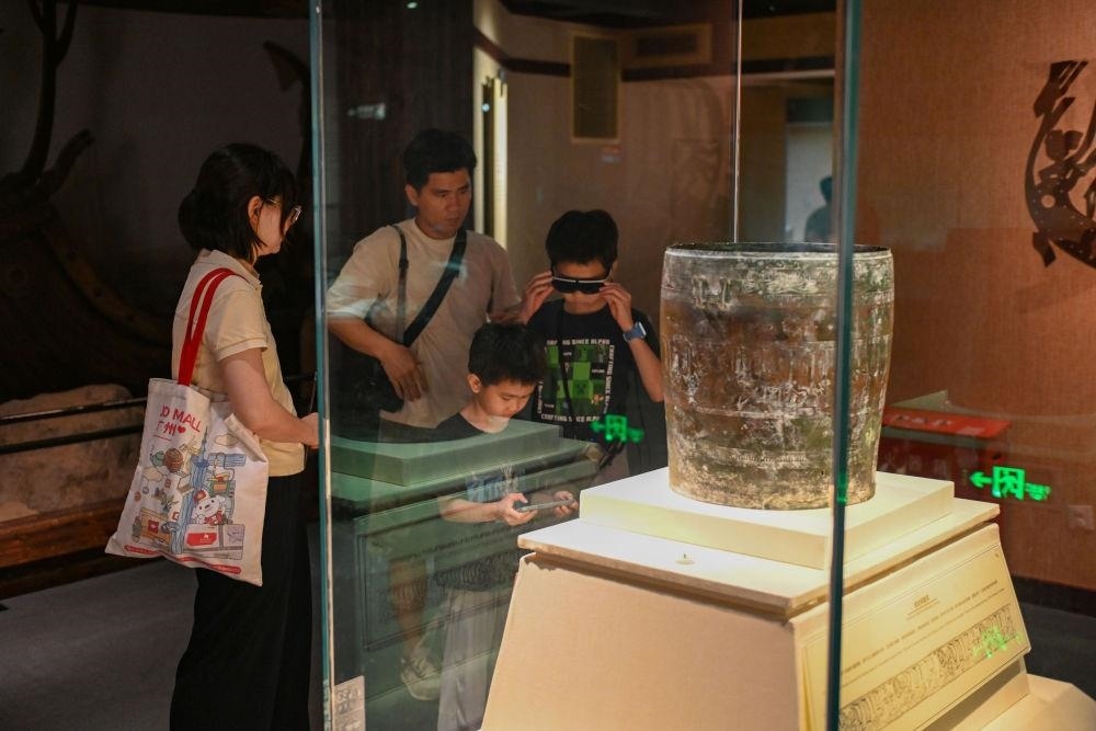 △2025年5月18日，游客在廣東廣州南越王博物院（王墓展區(qū)）體驗AR眼鏡智慧導(dǎo)覽服務(wù)。