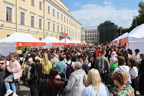 “茶和天下”·雅集活動(dòng)現(xiàn)場。中國駐白俄羅斯大使館供圖
