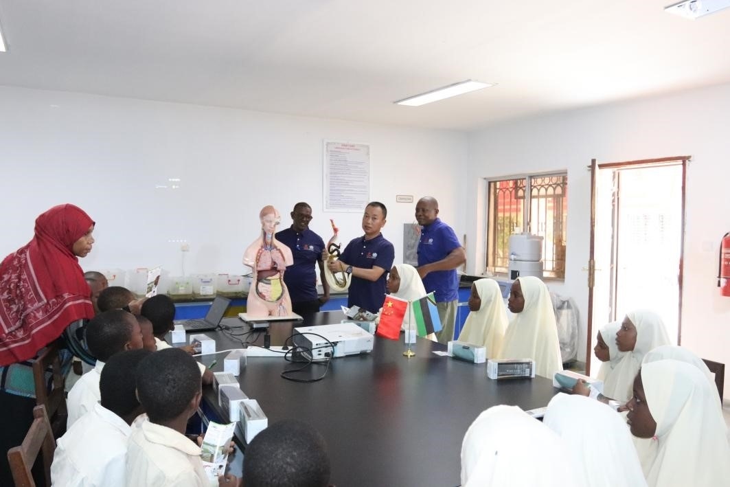 血吸蟲病健康教育講座。施亮攝