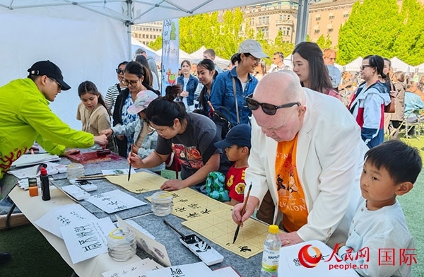 書法體驗。人民網(wǎng)記者 殷淼攝