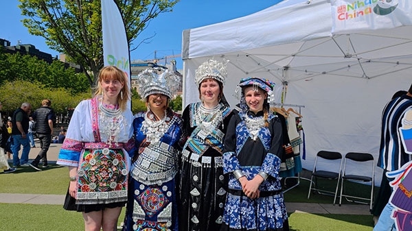 體驗苗族傳統(tǒng)服飾。人民網(wǎng)記者 殷淼