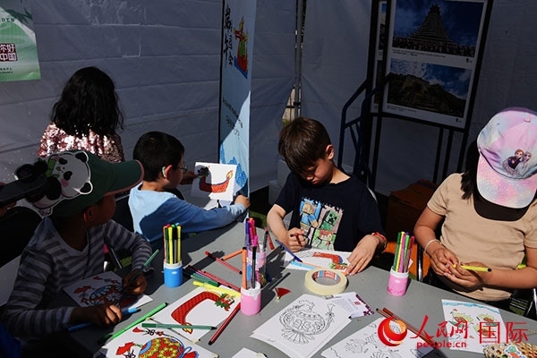 端午文化體驗—龍舟圖片填色。人民網(wǎng)記者 殷淼攝