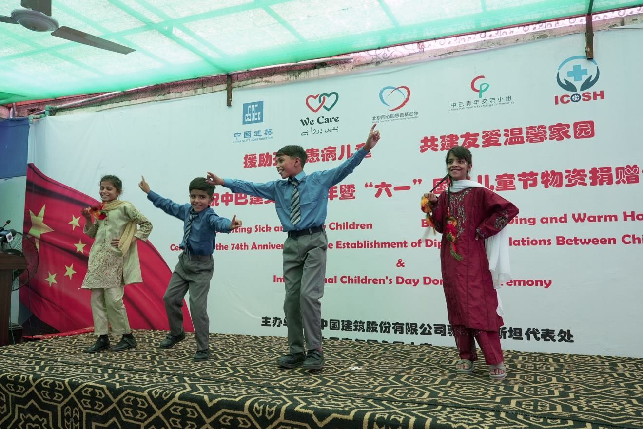 受捐孤兒在活動(dòng)現(xiàn)場(chǎng)表演自己創(chuàng)作的舞蹈節(jié)目。瓦加斯·阿赫邁德攝