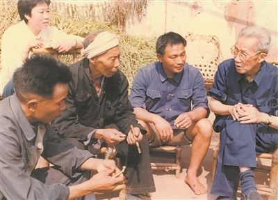 侯光炯（右一）和農(nóng)民在一起親切交流。 西南大學檔案館供圖