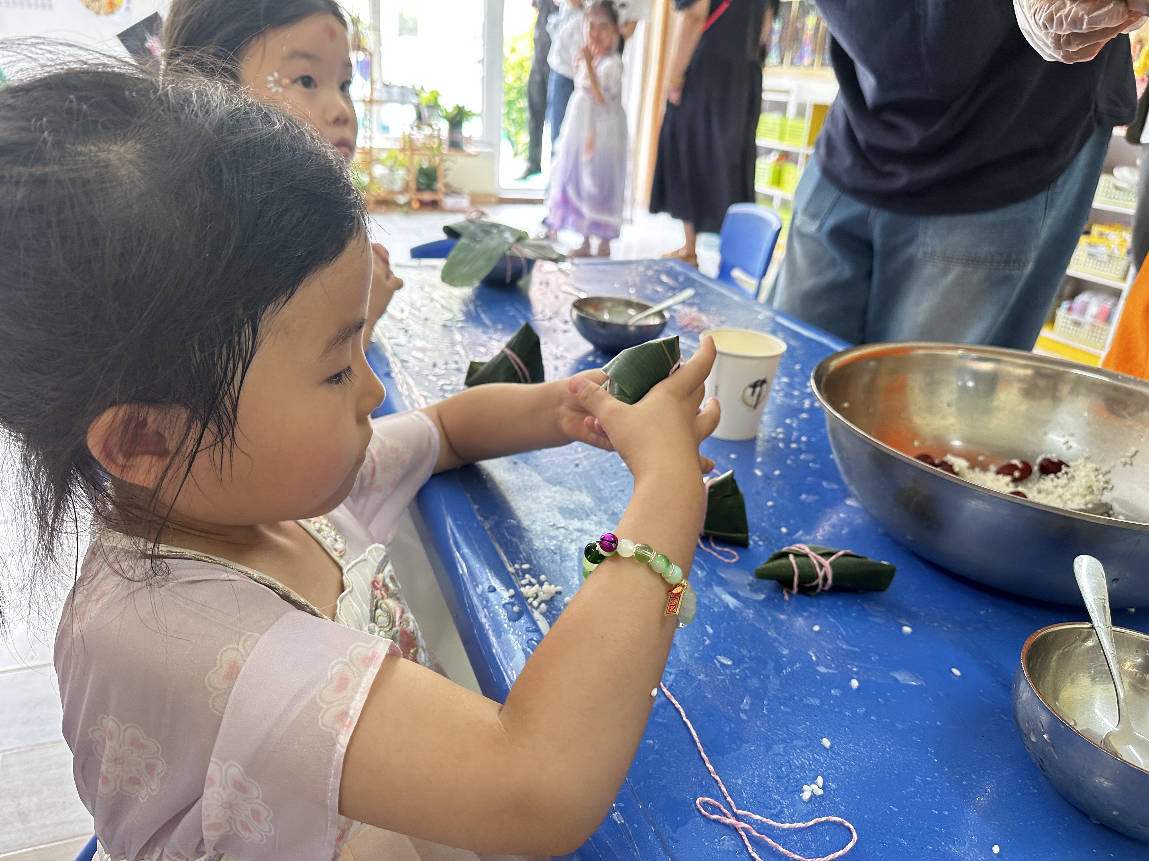 小朋友在體驗(yàn)包粽子。人民網(wǎng)記者 楊虞波羅攝