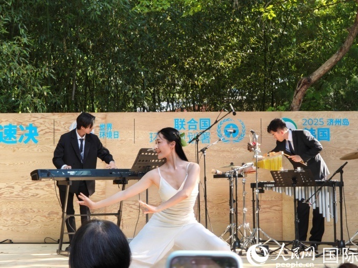 《舞，自然》舞蹈表演。人民網(wǎng)記者 李明攝