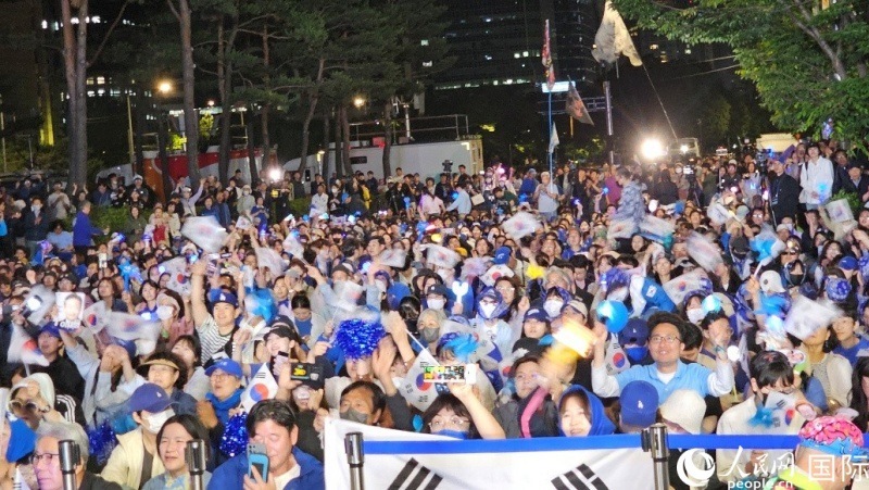 當(dāng)?shù)貢r(shí)間4日凌晨，李在明支持者們聚集在國會(huì)前等待計(jì)票結(jié)果。人民網(wǎng) 柳美鉉攝