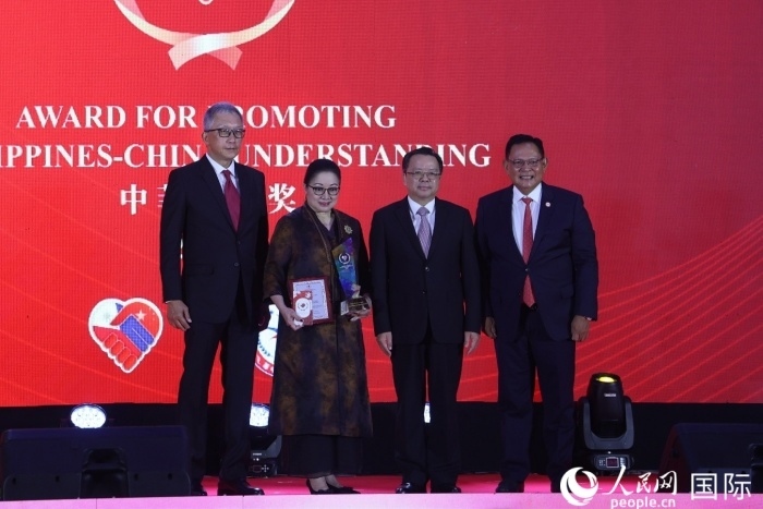 菲律賓前參議員許爾琦榮獲“終身成就獎”。人民網記者 樊帆攝