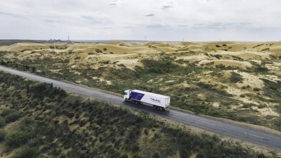 主線科技智能卡車行駛在路上。