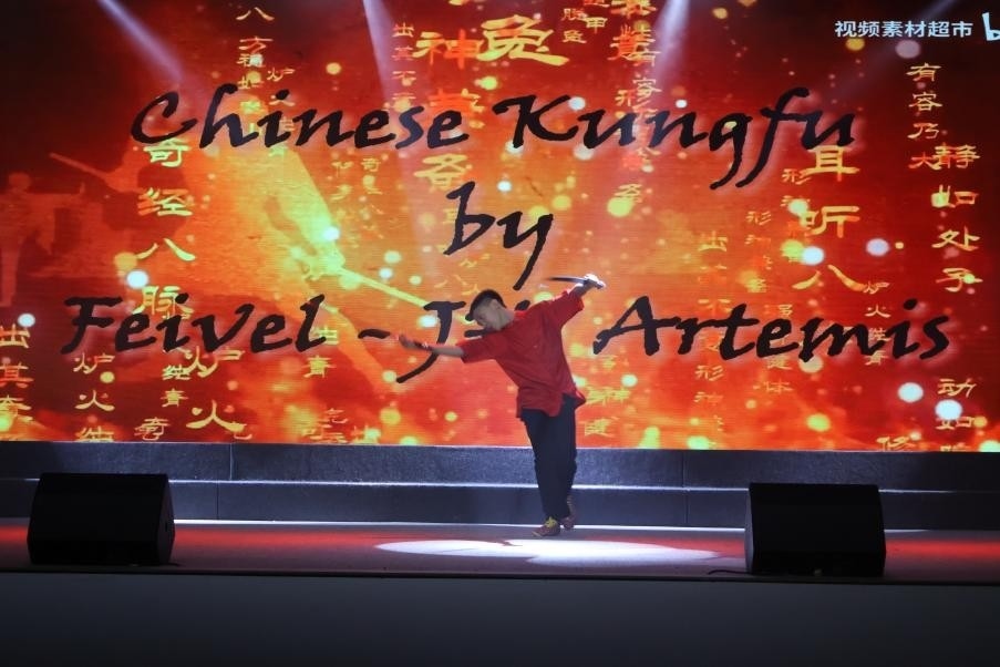 恩星學(xué)校中學(xué)部學(xué)生表演武術(shù)。哈山努丁大學(xué)孔子學(xué)院供圖