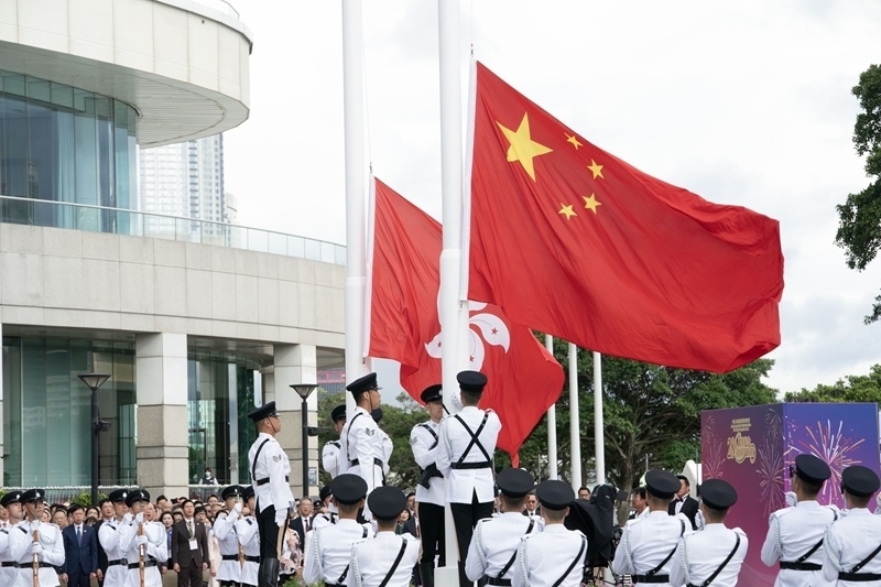 香港舉行升旗儀式慶祝回歸祖國28周年(2)XxjpsgC007074_20250701_PEPFN0A001.jpg